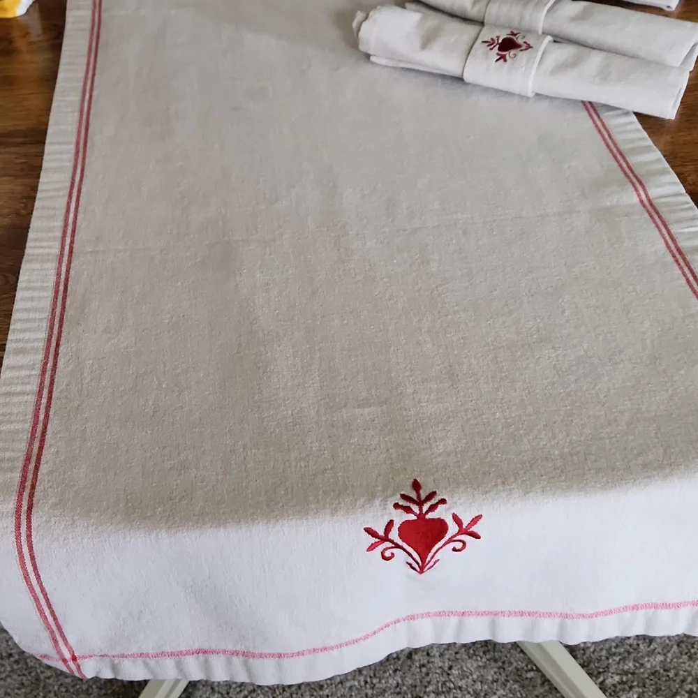 Walten 100% Cotton Table Runner with 4 matching cloth napkins measures 50
